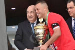 Le président de la République remet la Coupe d’Algérie au capitaine du CR Belouizdad